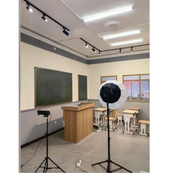 Одно из мест для фотосета - школьный кабинет с сакурой за окном