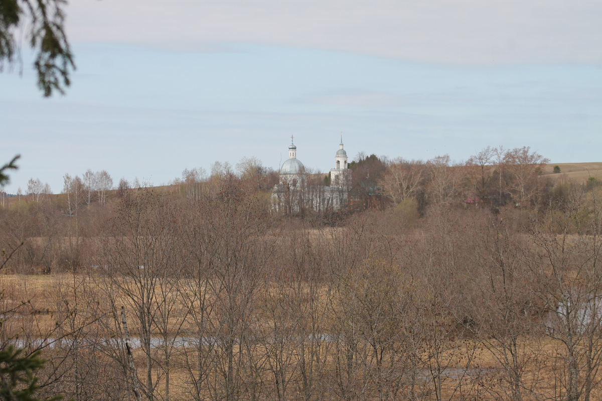 Этому храму на юге Вятского края 200 лет, он помнит, как совсем рядом были гнездовища гусей...