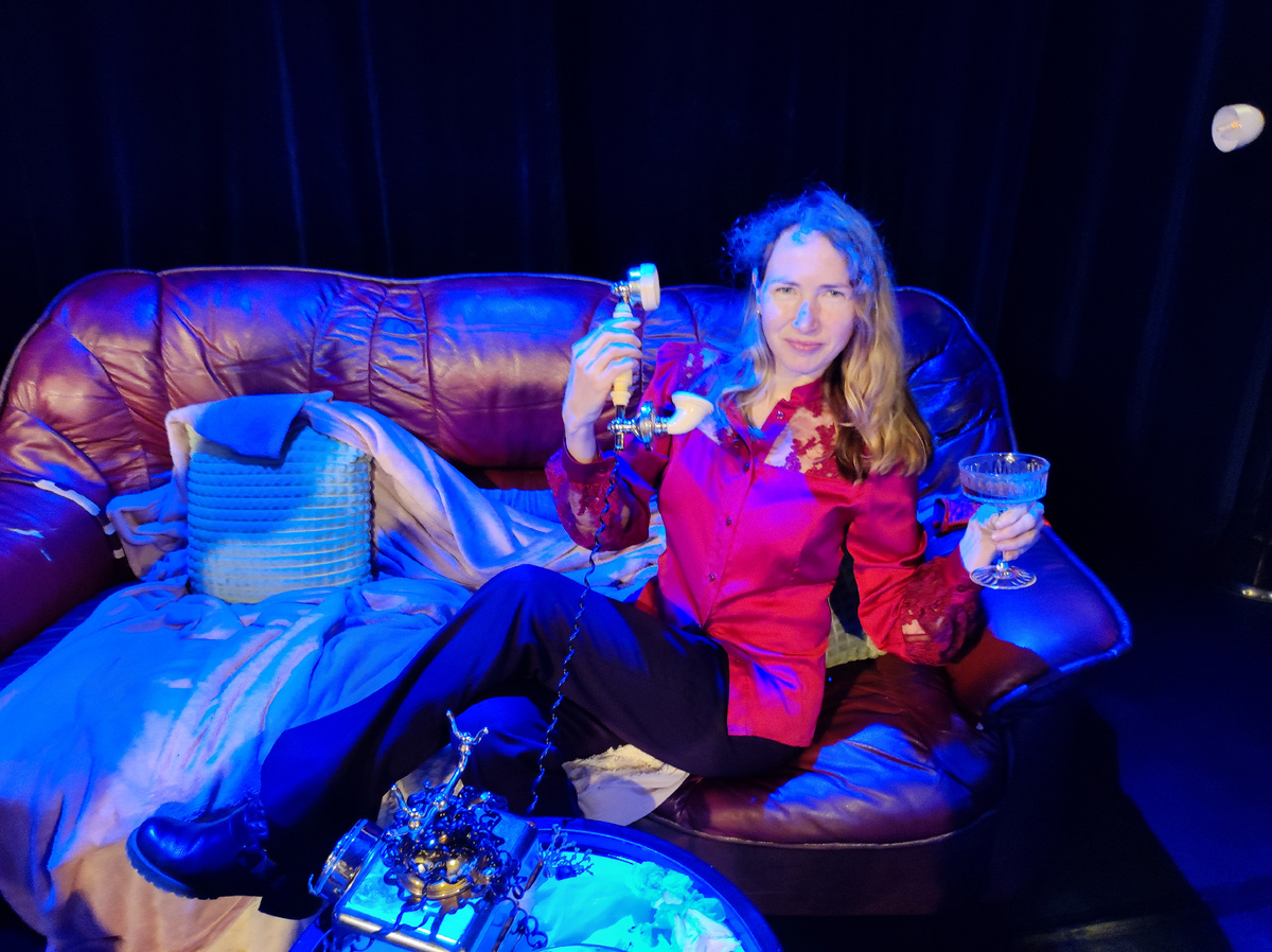 Это я на сцене после спектакля.