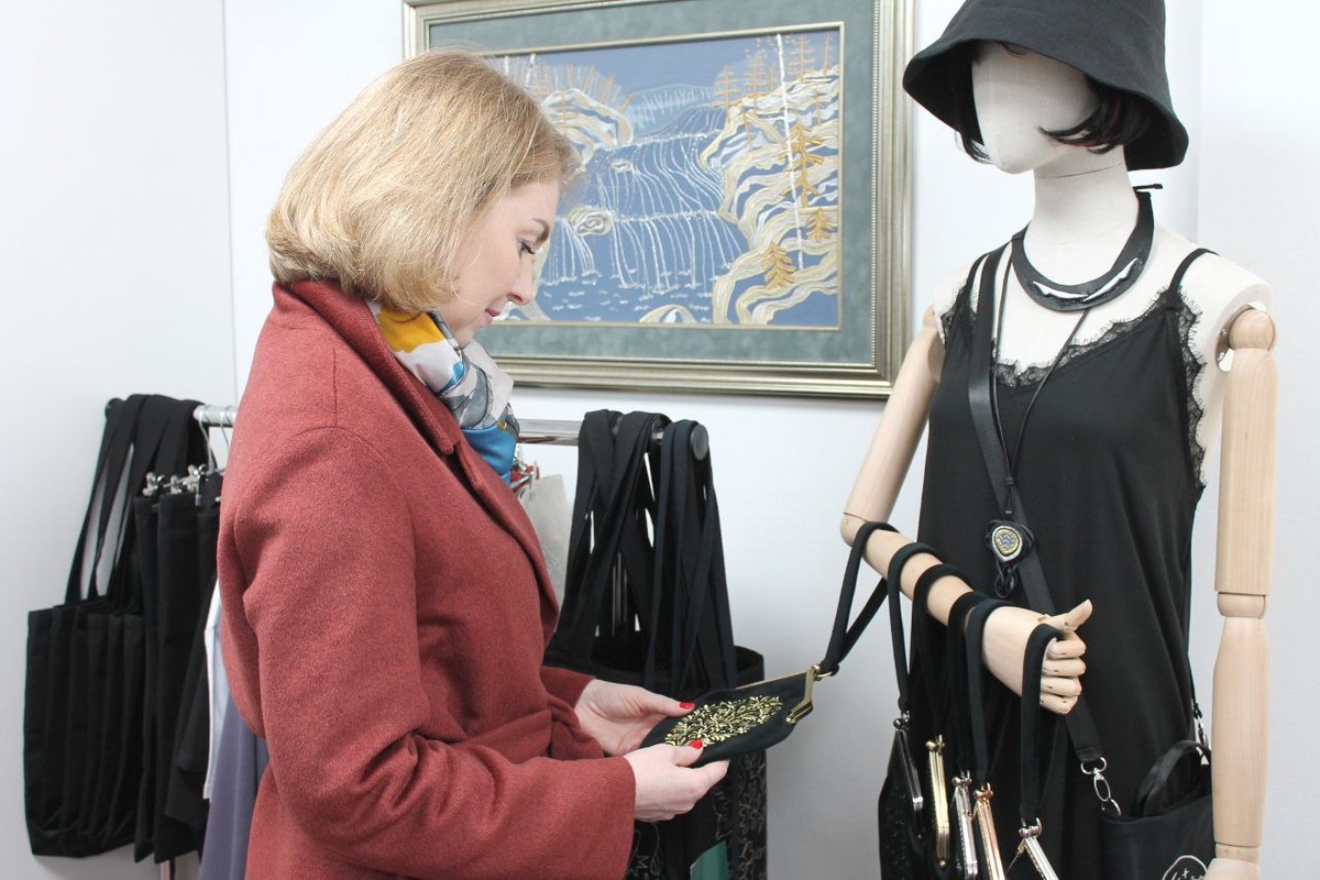    Руководитель Минпромторга Карелии Светлана Астахова на производственной площадке «Золотой нити Поморья». Фото: Минпромторг Карелии