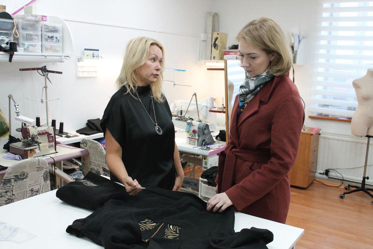    Руководитель Минпромторга Карелии Светлана Астахова на производственной площадке «Золотой нити Поморья». Фото: Минпромторг Карелии