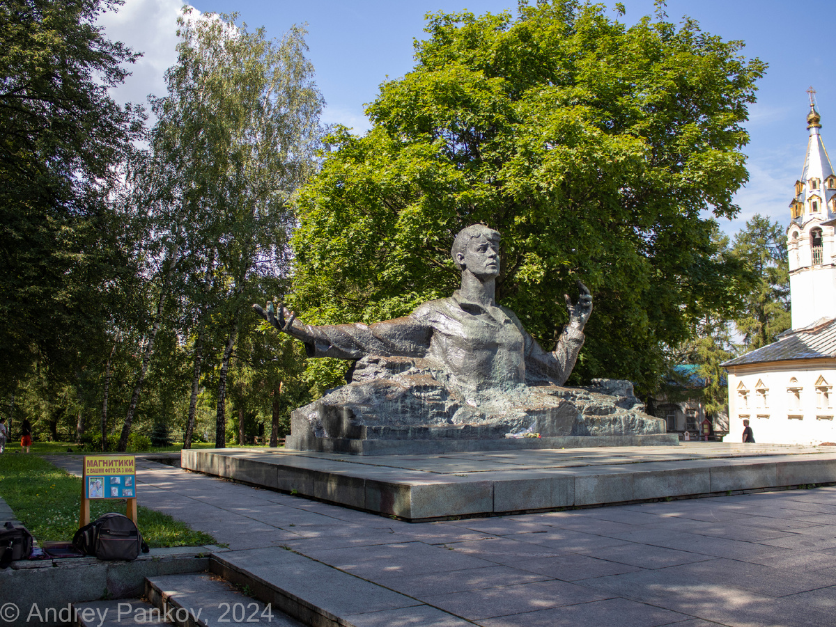 Памятник Есенину в Рязани
