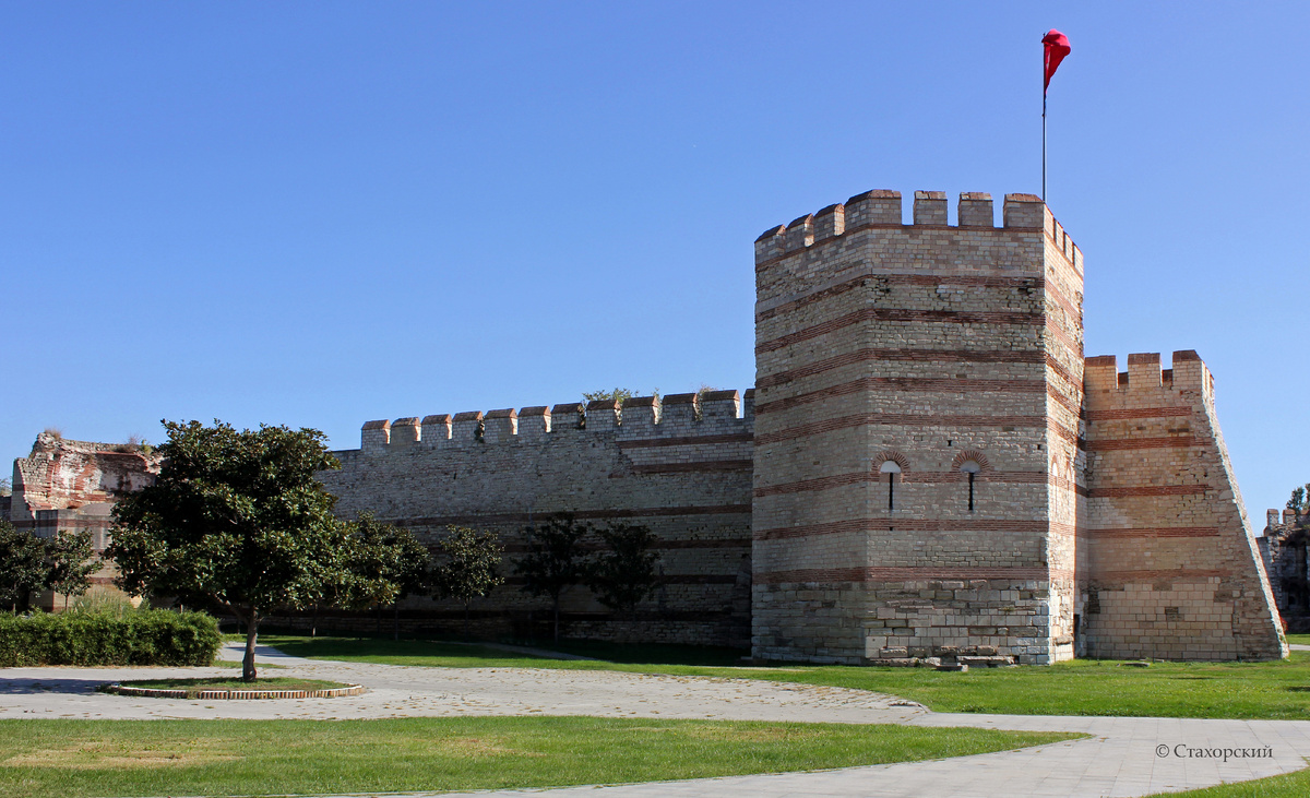 Феодосиева стена и Южная башня, конец IV века. Стамбул