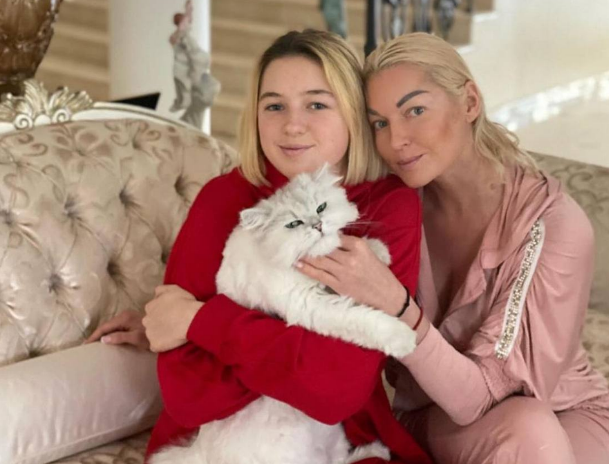 Анастасия Волочкова с дочерью Ариадной. Фото: Telegram / @volochkova_anastasiya