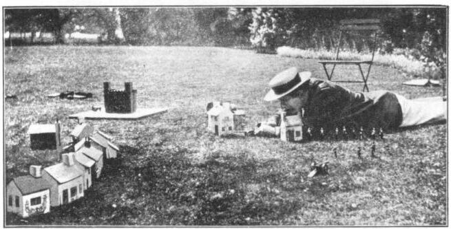 Г.Уэллс играет в войнушку