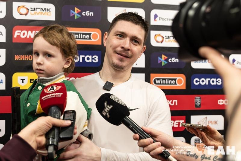    Фото Ирина Кинзабаева, ЕАН/Нападающий Алексей Бывальцев с сыном Никитой