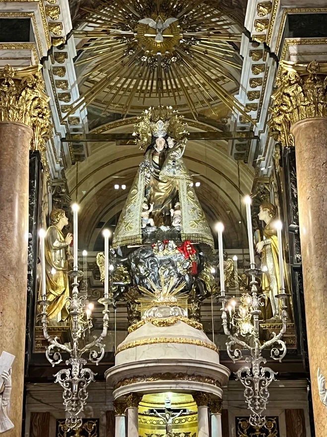 Статуя «горбатенькой» Девы Марии. Базилика Пресвятой Девы Защитницы Обездоленных, Валенсия, Испания. Фото автора