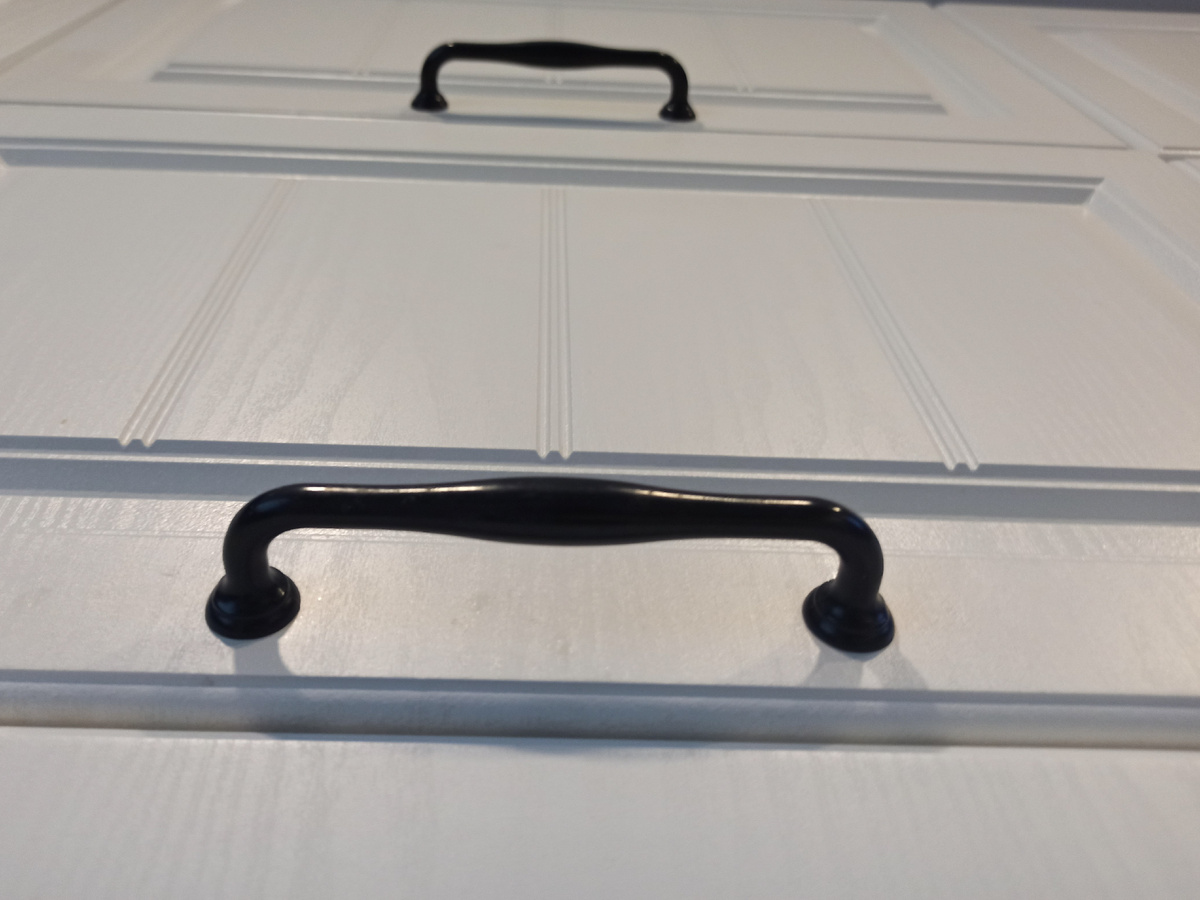 На фото постаралась показать фактуру фасада. Он матовый с имитацией пор дерева. Тактильно он очень приятный, но в эти мелкие бороздки иногда забивается грязь