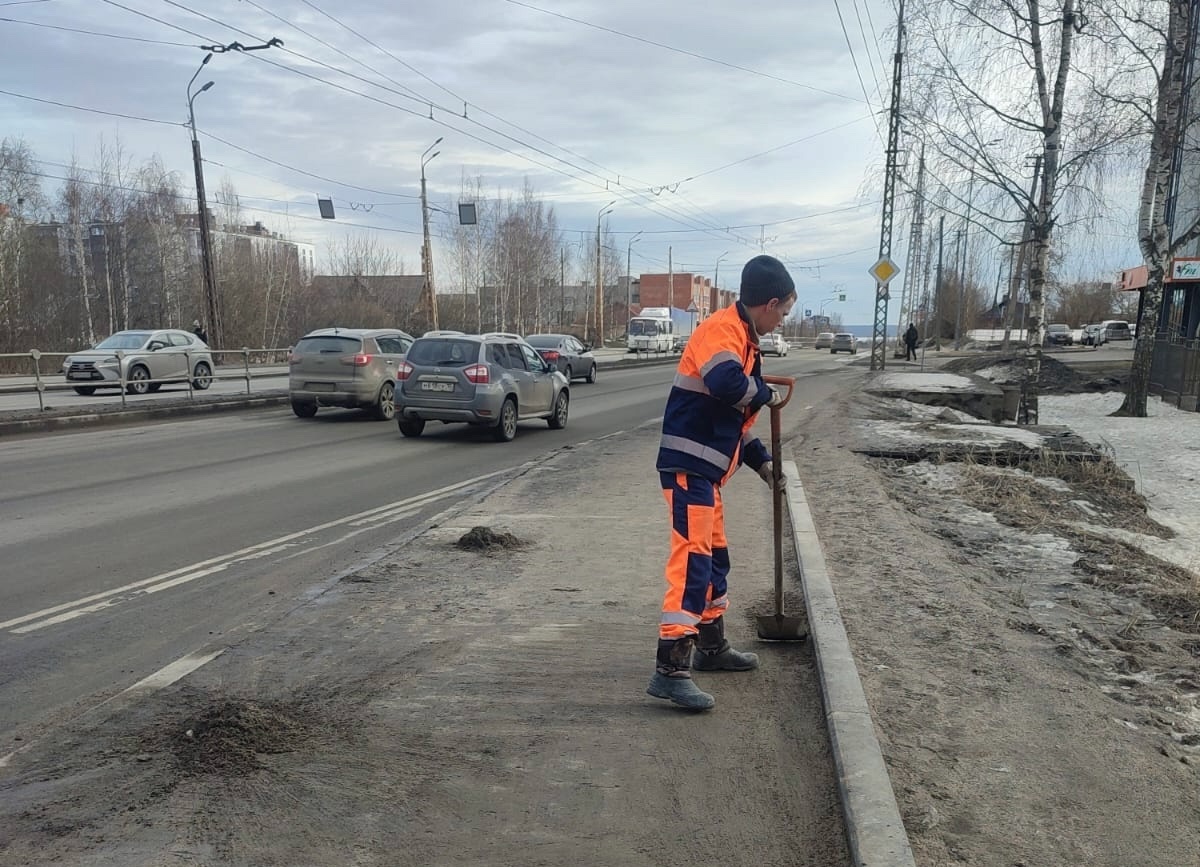   Подрядчик проводит масштабную уборку смета в Петрозаводске. Фото: Администрация Петрозаводска