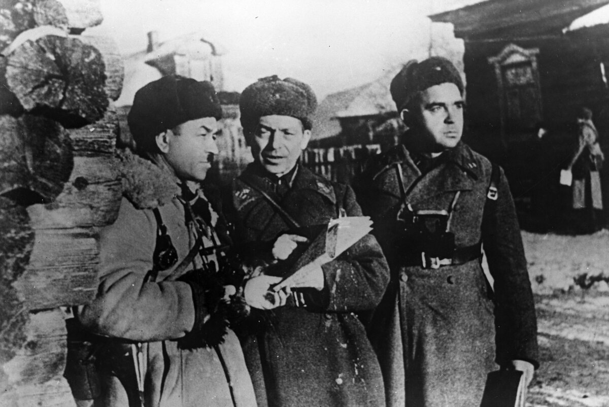 Генерал Панфилов (слева) сформировал свою дивизию в Алма-Ате, а стяжала она бессмертную славу под Москвой