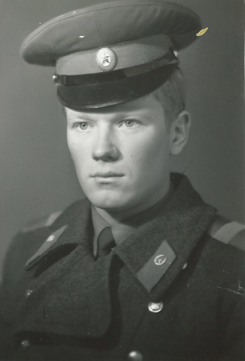 На фото: Автор. Через два месяца приказом Главкома присвоено звание - прапорщик. Ноябрь 1979 года.  ГСВГ. Котбус. 35 десантно-штурмовая бригада.