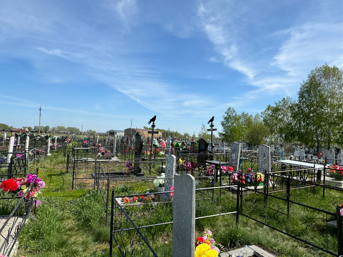 В родном селе погост.