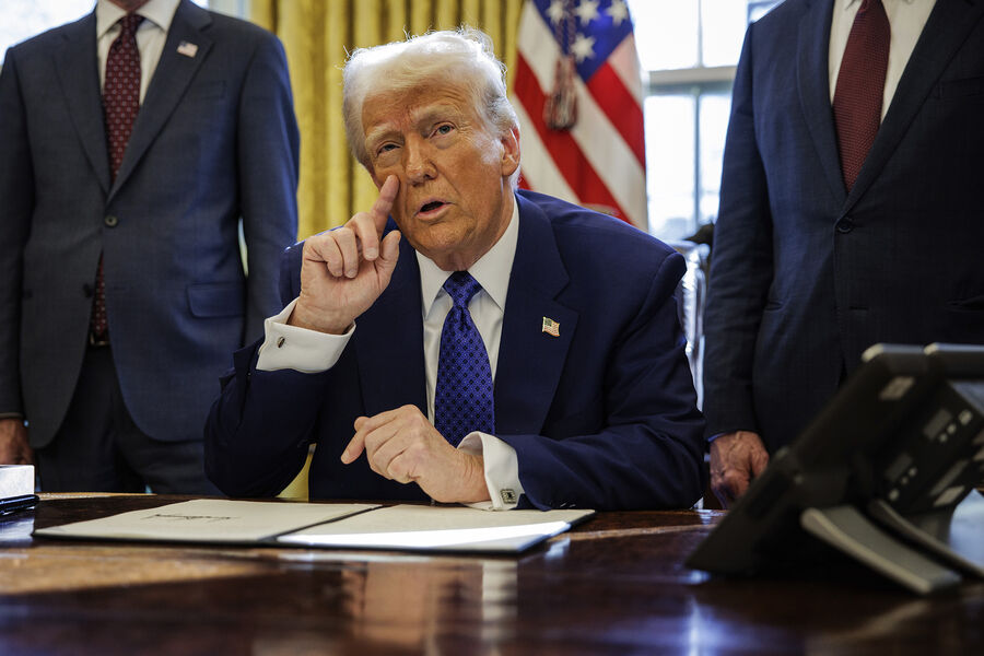 Суть проекта
Предложенный американской стороной проект заключается в создании партнерства, направленного на рациональное использование природных ресурсов Украины. Основными направлениями сделки стали:

Энергетика. Америка предлагает внедрить современные технологии добычи и использования углеводородов, переработки биомассы и разработки возобновляемых источников энергии. Это позволит Украине значительно снизить зависимость от импортируемых энергоресурсов.

Сельское хозяйство. Соединенные Штаты намерены инвестировать в аграрный сектор, поддерживая внедрение новых технологий и улучшая инфраструктуру. Это поможет увеличить урожайность и повысить конкурентоспособность украинской продукции на мировом рынке.

Управление водными ресурсами. Украина имеет огромные запасы пресной воды, что делает ее стратегически важной страной. Американская сторона предлагает участвовать в проектах по охране и рациональному использованию водоемов, что может способствовать улучшению экологической ситуации в стране.