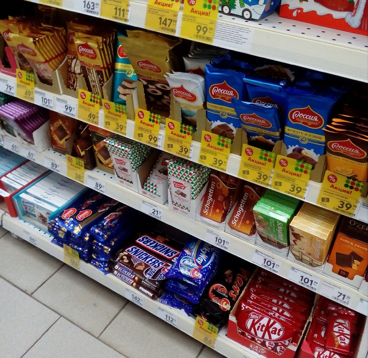 Почему именно 100 грамм?
Указание цен за 100 грамм позволяет удобнее сравнивать стоимость разных товаров, особенно когда речь идет о продуктах, продающихся в разных упаковках или весах. Такой подход может облегчить выбор для покупателей, позволяя им быстро оценить, сколько они заплатят за нужное количество товара.

Однако, несмотря на эти положительные аспекты, такой способ ценообразования может также служить определенной стратегией, направленной на следующим образом: скрыть реальный рост цен.