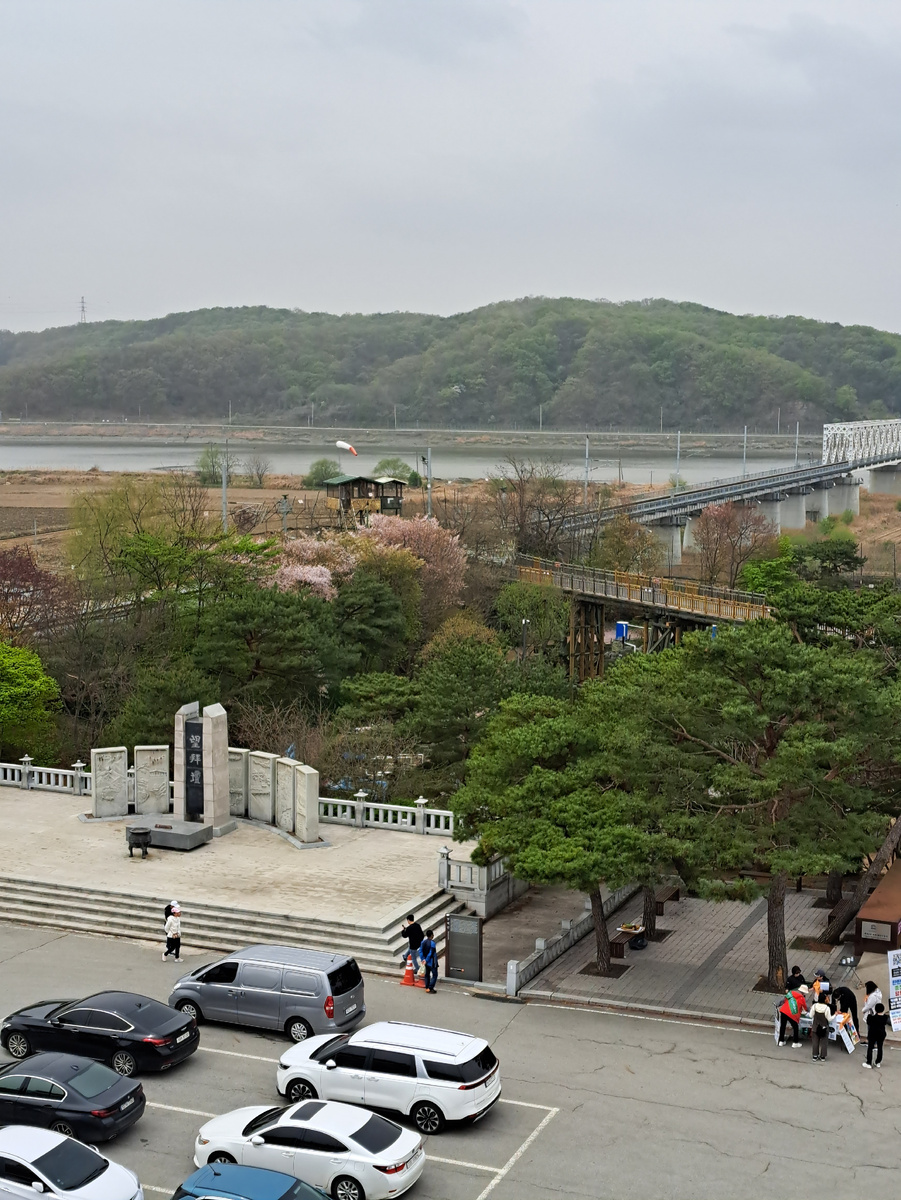 Наблюдательные вышки, в нижнем левом углу - Мемориал Мангбаэддан