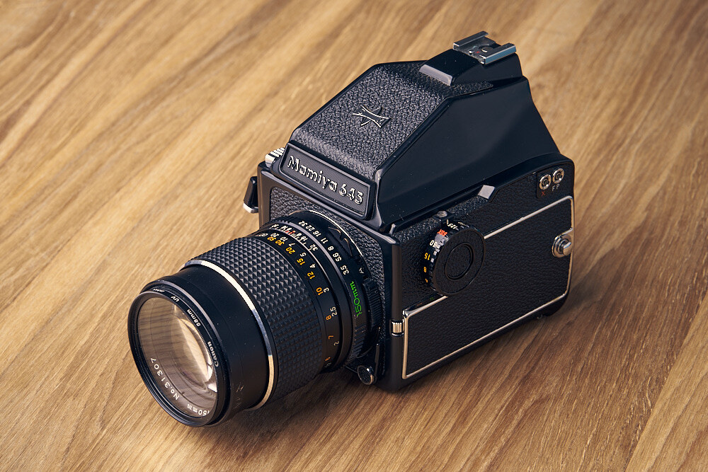 Mamiya M645 1000s в характерном дизайне слегка напоминает RB 67