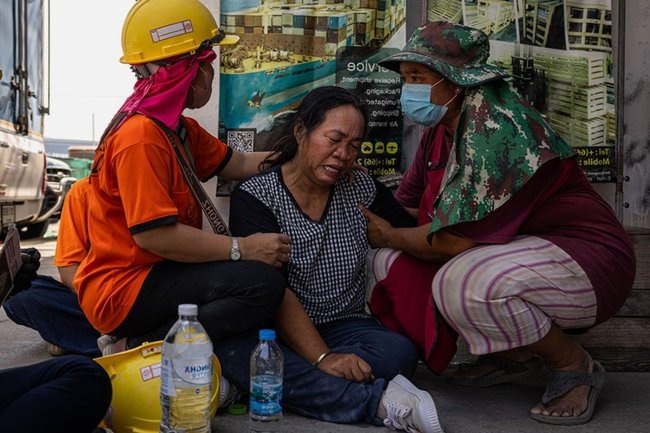    Люди наблюдают за разрушенным зданием возле рынка Чатучак после землетрясения, произошедшего 28 марта 2025 года в Бангкоке, Таиланд