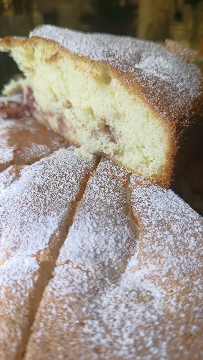 А готовиться очень быстро и соблюдая небольшие правила, всегда получится. Даже не добавляя разрыхлитель, получается приятный и воздушный бисквит. 