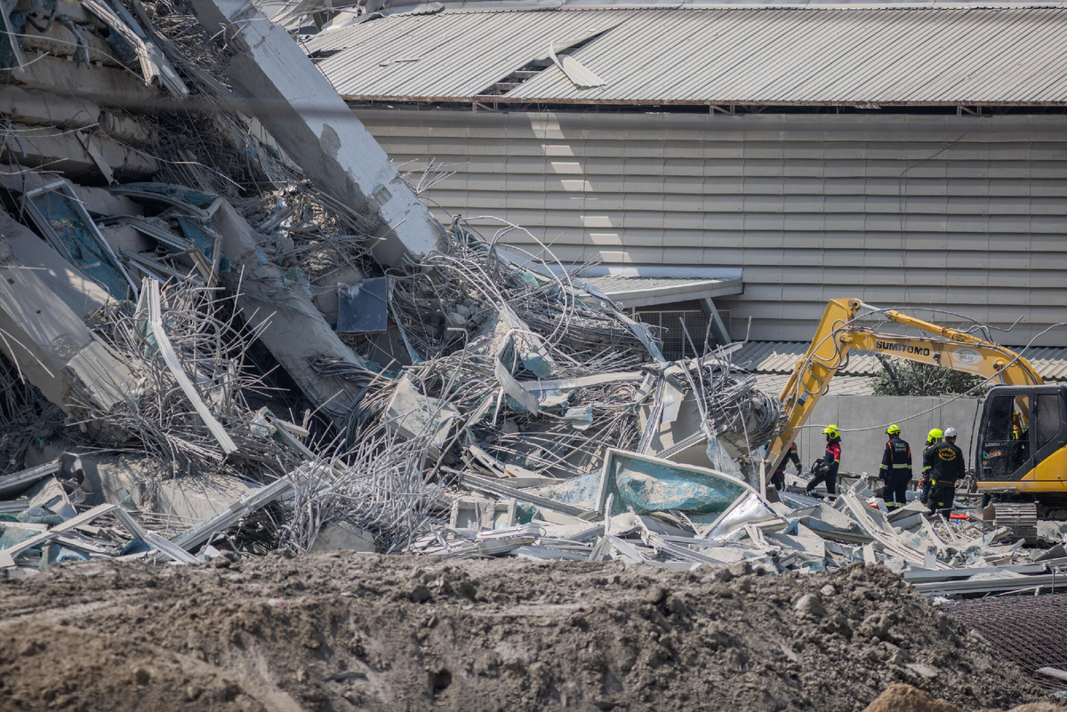 По различным данным, магнитуда землетрясения составила от 7,7 до 7,9.
