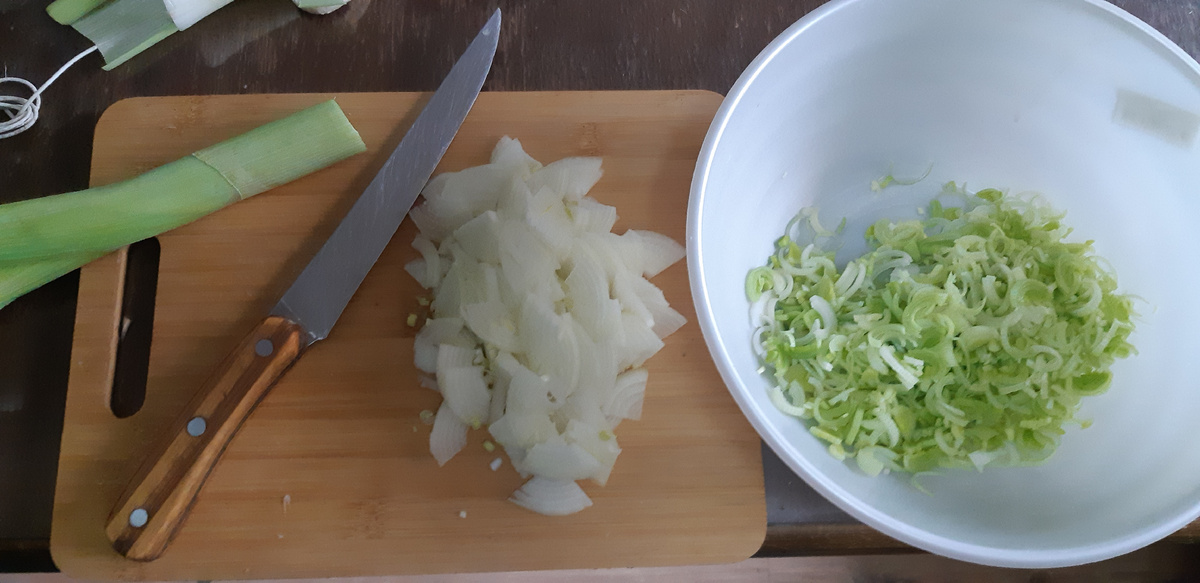 Нарезаем грамм 400 лука, очень тонко!