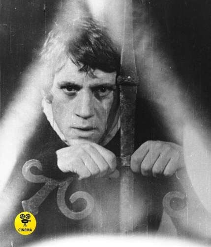 На театральной сцене была вырыта могила из настоящей земли, но не это напугало цензоров…