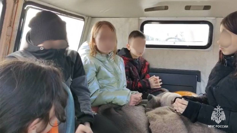    Спасенные дети. Telegram/МЧС России/mchs_official