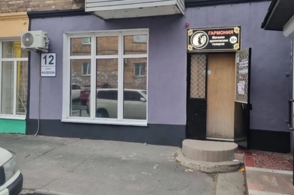    Во Владивостоке украли вывеску секс-шопа: его владельцы озадачены кражей