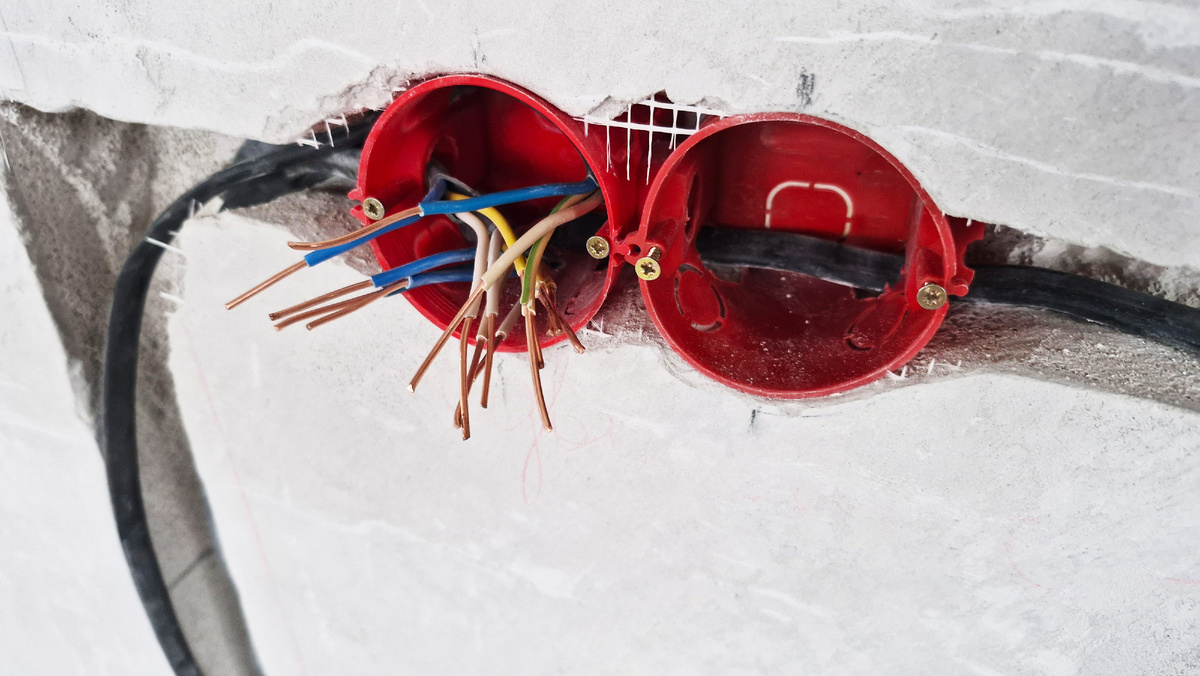 Электропроводку у себя в доме мне пришлось соединять в подрозетниках.