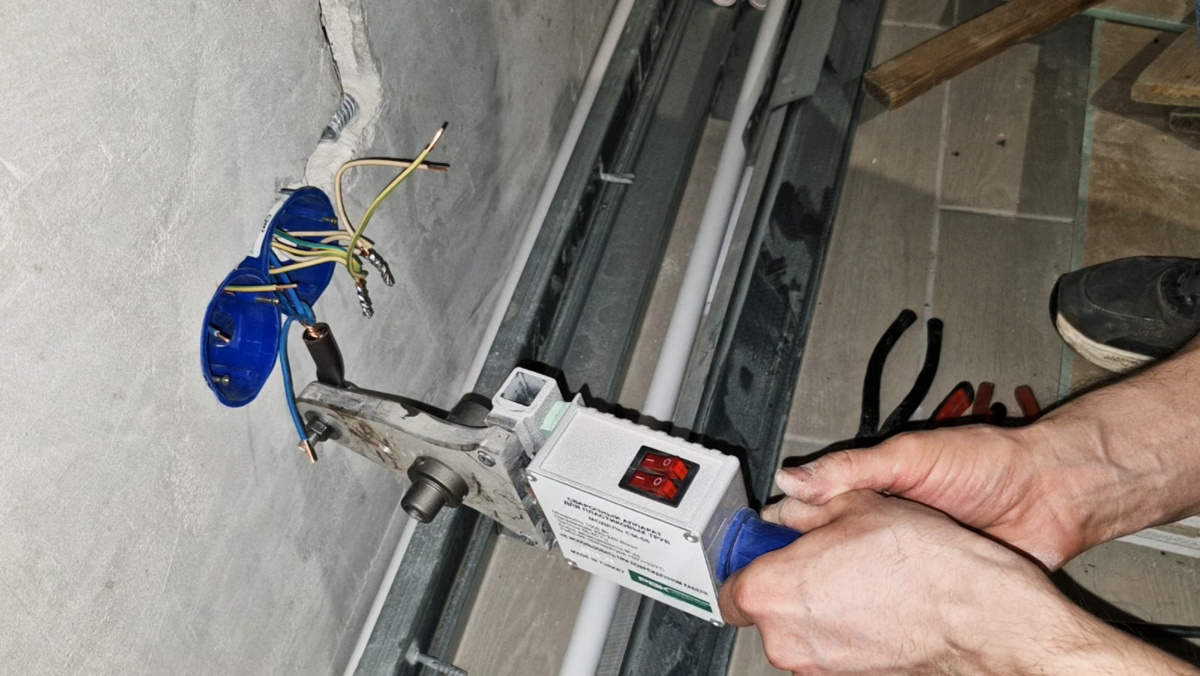 Я испробовал почти все существующие способы соединения проводов:  пайку, сварку, клеммы