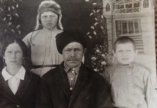    Семья Кондратьевых: Мария Ивановна, Иван Прокопьевич и сыновья Василий и Сергей. Младший брат Василия Кондартьева Сергей погиб в девятнадцать лет под Тернополем. Там во время ожесточённых боев была потеряна связь с передовой. Восстанавливая линию, боец понял, что из-за многочисленных обрывов не хватает проводов для ремонта. Ценой его жизни связь была восстановлена. Сержант стал недостающим проводником. Фото: Из личного архивa/ Валентина Мягких