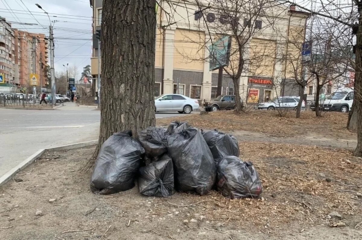    Толпа на одну метлу.