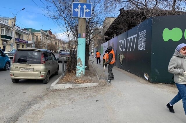    Дворники убирают улицы Бутина за 2 часа до "Чистого четверга":АиФ/Семён Прокофьев