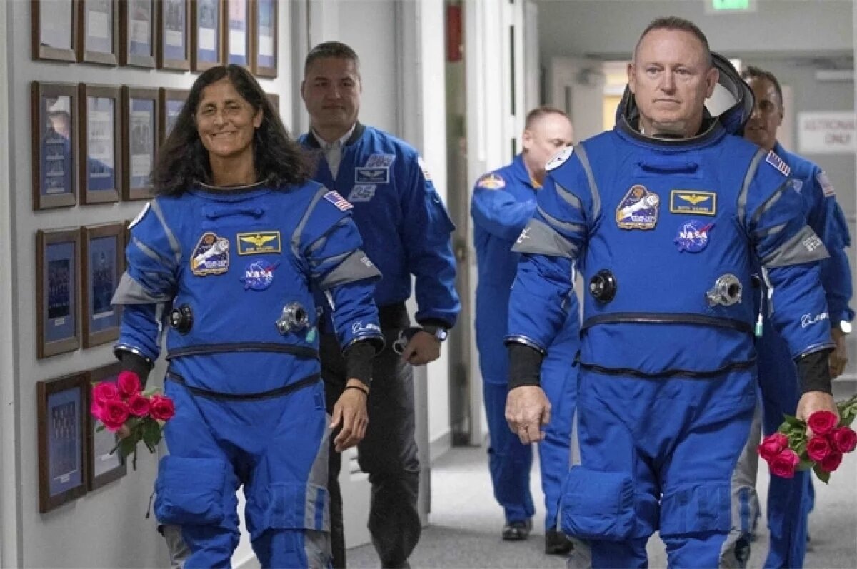 Они шли неуверенно к космическому аппарату.словно предвидели проблемы. Особенно Барри переживал внутренне.  фото: картинки яндекса