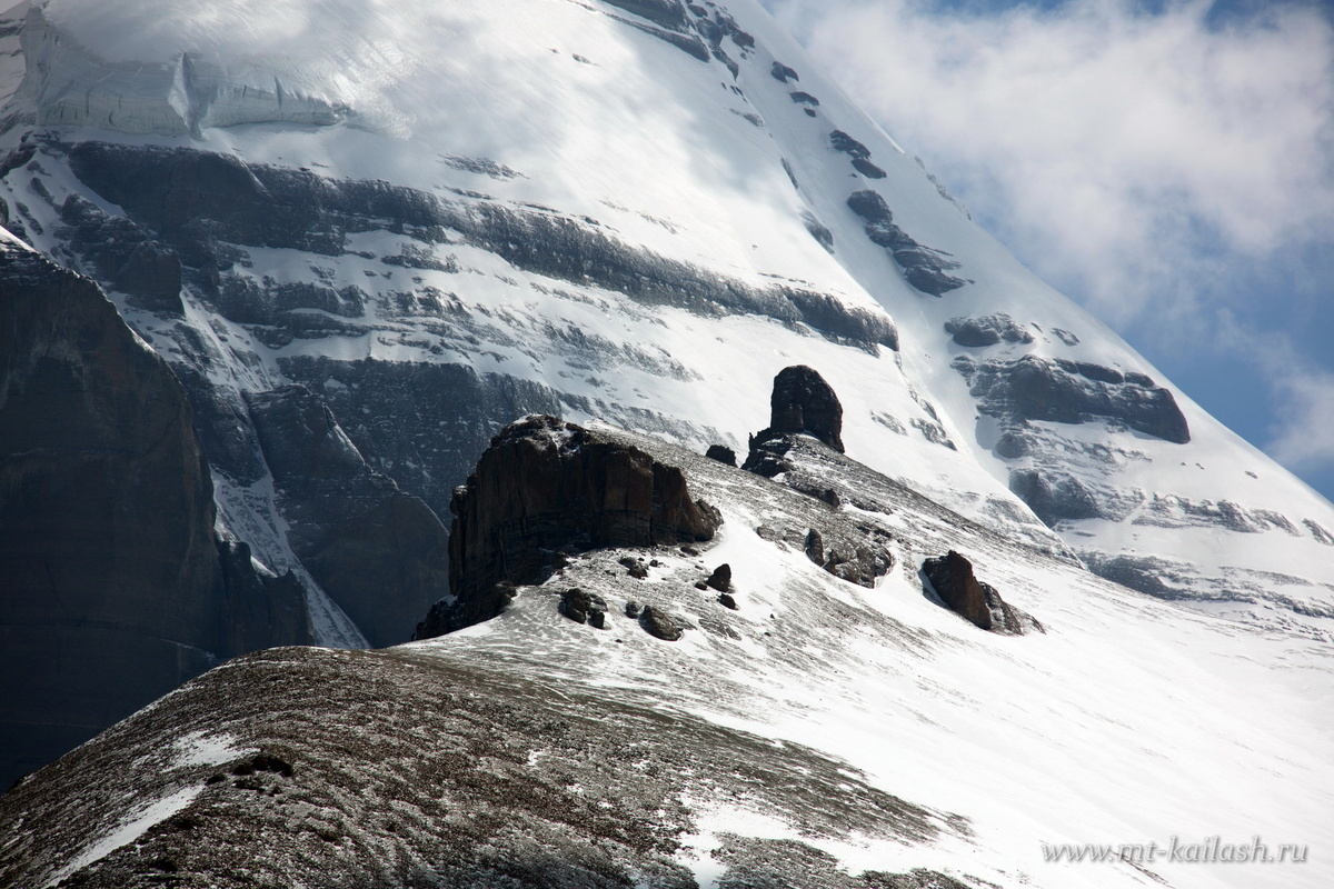 Вид на каменный плавник из ущелья горы Ньянри