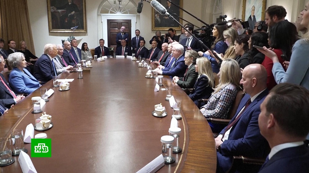    В США требуют отставки Уолтца и Хегсета за утечку данных из чата чиновников