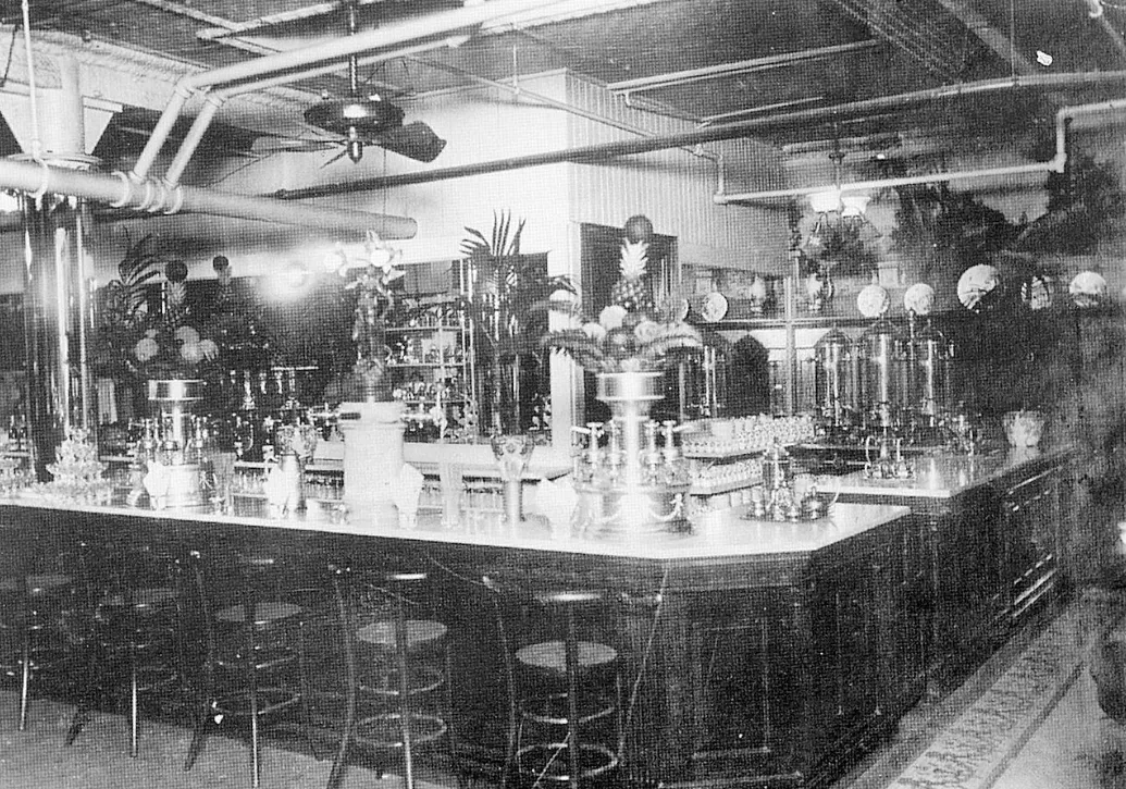 Старомодная стойка с газировкой, похожая на ту, где произошло злополучное преступление и розыгрыш.