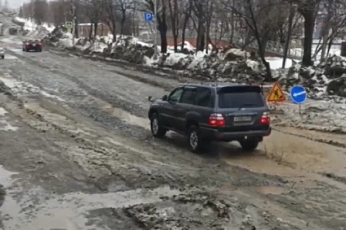    В Петропавловске-Камчатском дорожники борются с лужей на улице Ленинской