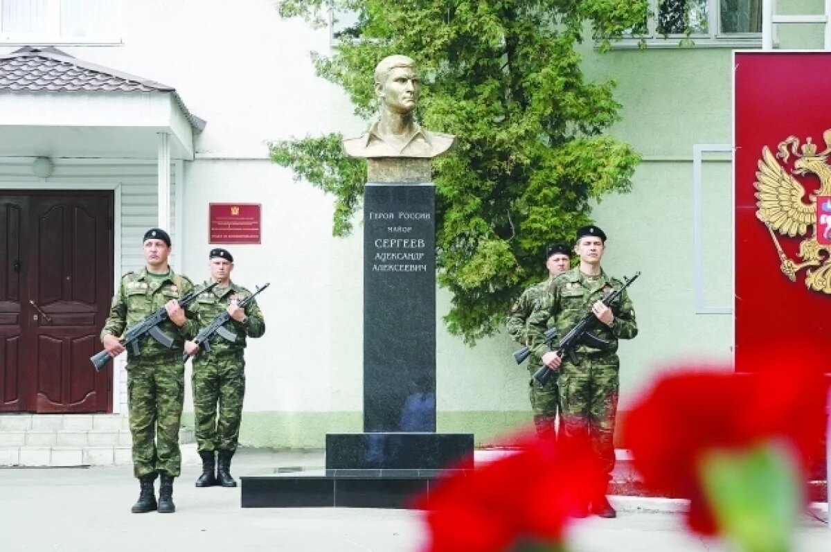    Жертвуя собой.