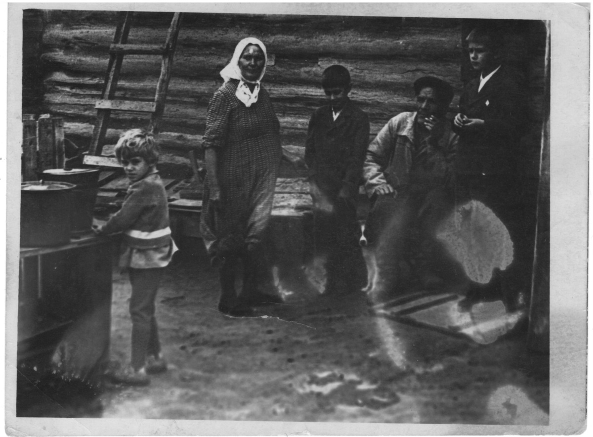 Фотография в начале статьи иллюстрирует тот факт, что почти все люди, изображённые на этой фотографии, в настоящий момент не находятся среди нас, в мире живых. Но правовые последствия их действий возможно ещё долго будут нас озадачивать.