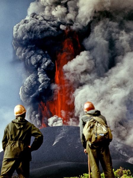 Вулканологи у подножия Толбачика, 1975 г. Фото: М. Жилин