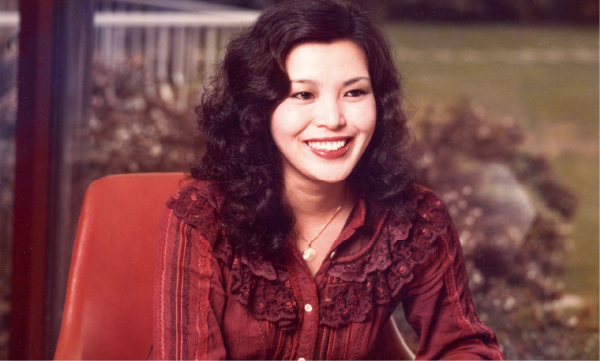 Молодая Икэда Риёко, фотография в газете «Ниппон Кэйдзай симбун»