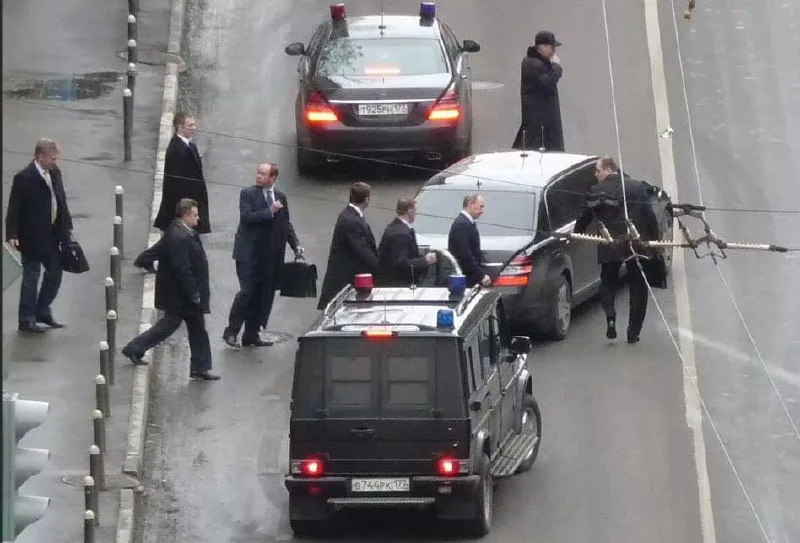 Сопровождение президента сотрудниками ФСО.