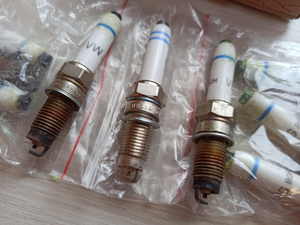 Внешний вид свечи. Слева и справа — оригинал с коробочек VAG (прошедший 25 и 27 тыс. соответственно), а по центру — Meteor SA202 (новая из коробочки)