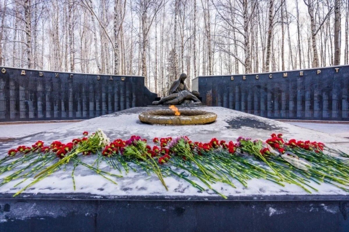    Композиция «Оплакивание» (скульптор Н. Любимов) имеет сходство с известной скульптурой Микеланджело «Оплакивание Христа» («Пьета»).