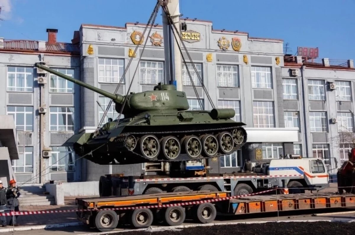    Танк Т-34-85 сняли сегодня с постамента на Площади Побед в Новокузнецке