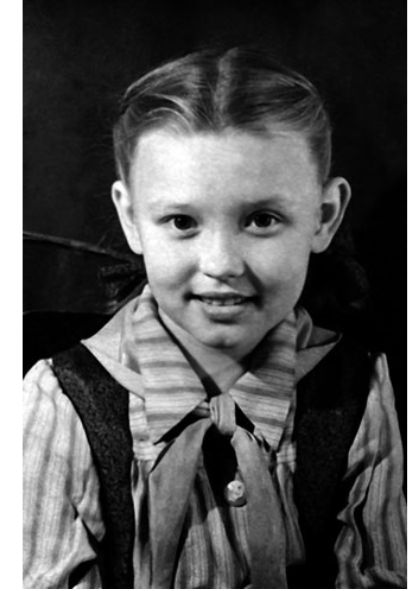 Вера Алентова в детстве(листайте галерею вправо)