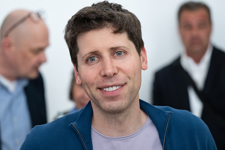    Глава OpenAI Сэм Альтман заявил, что изучение ИИ-инструментов важнее, чем обучение программированию.   
Фото: © Sven Hoppe / dpa / www.globallookpress.com