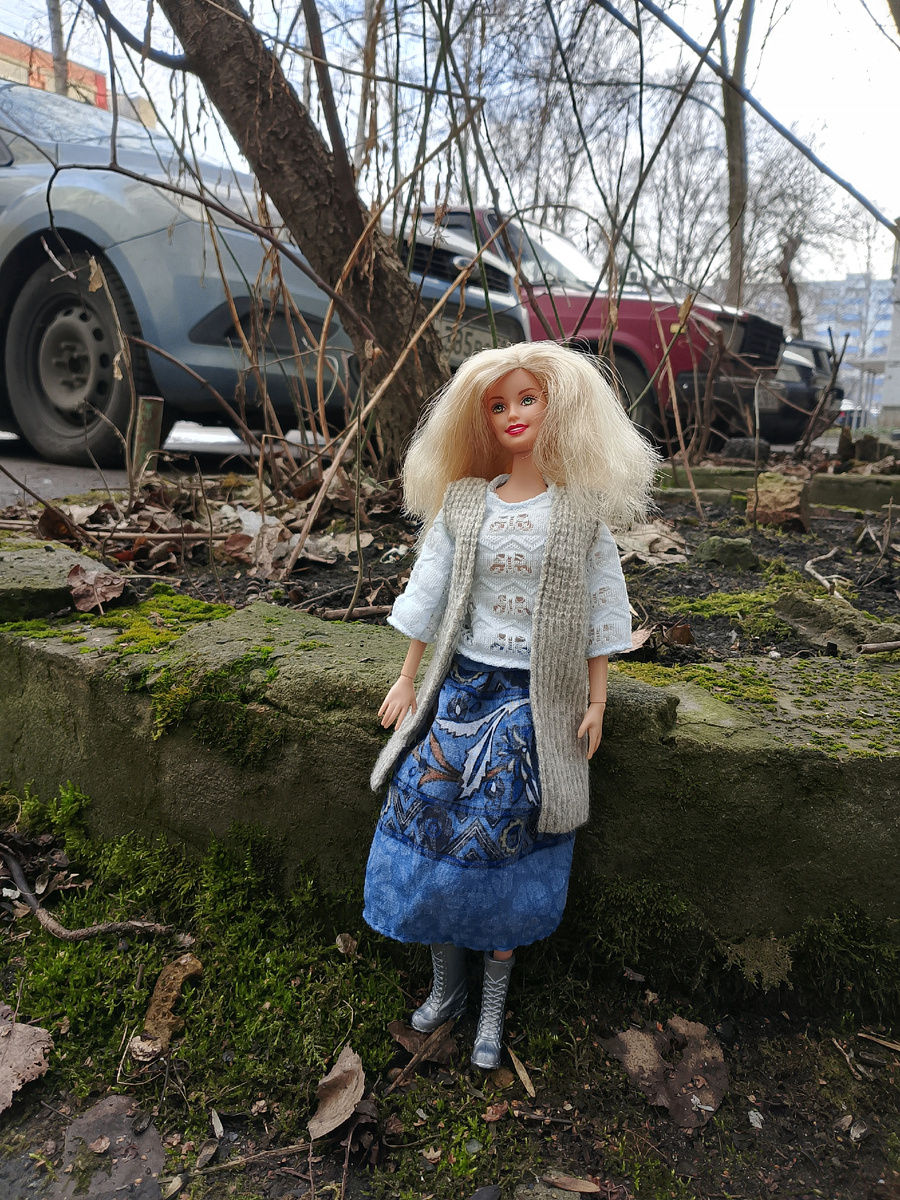 Анита у подъезда