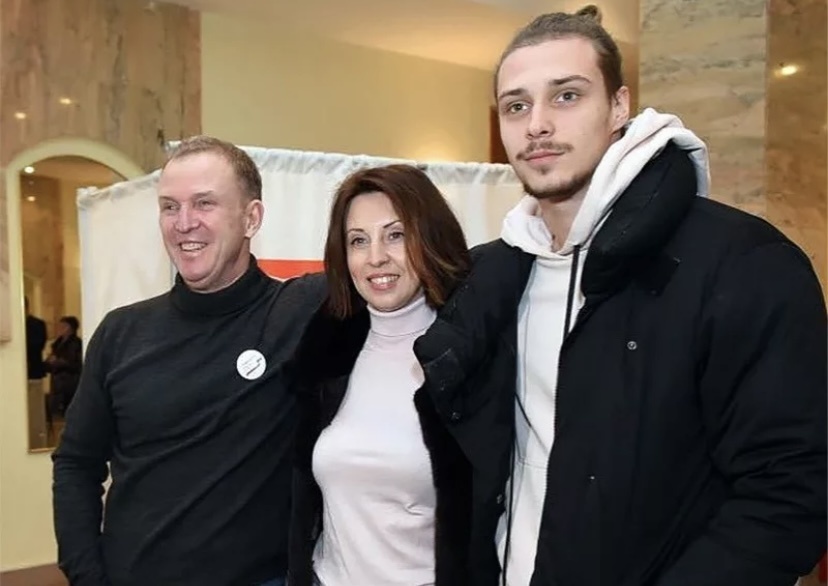 Василий Рыбин с родителями 