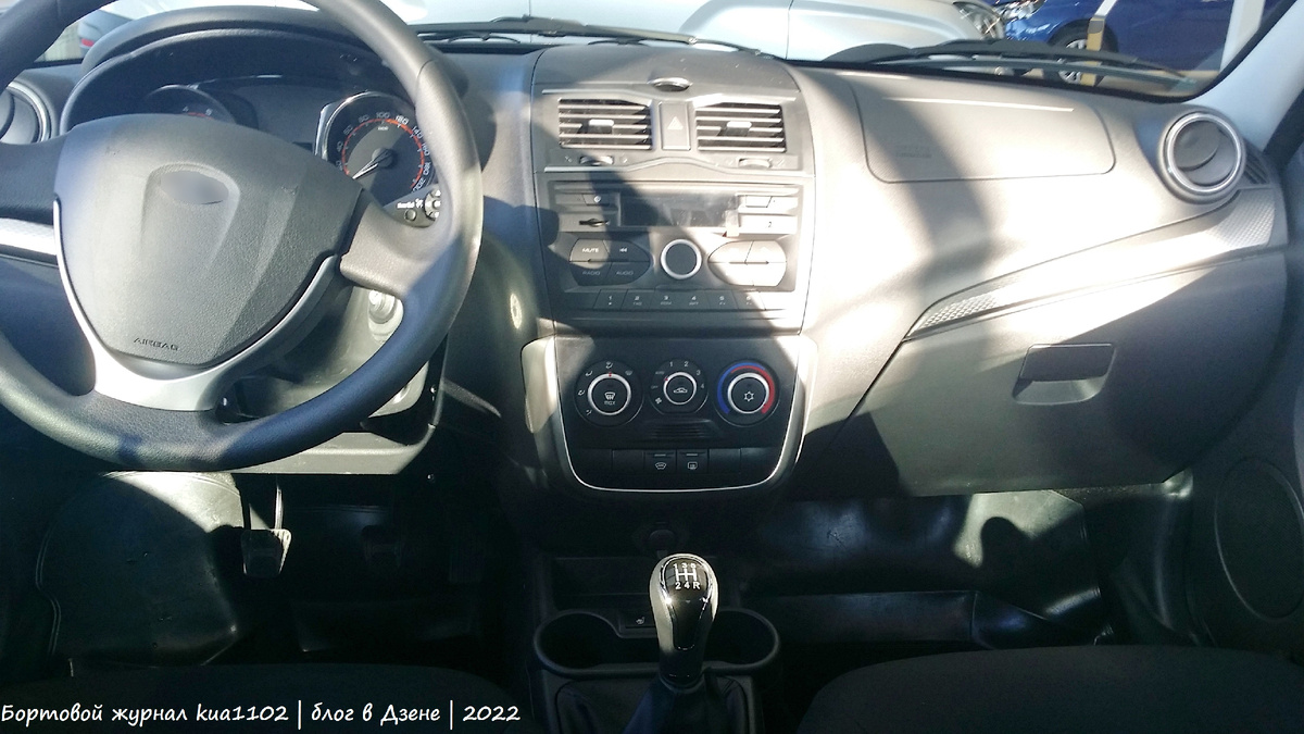 Вот так выглядел салон модели Granta в комплектации Luxe в 2022 году. Автор фотографии kua1102